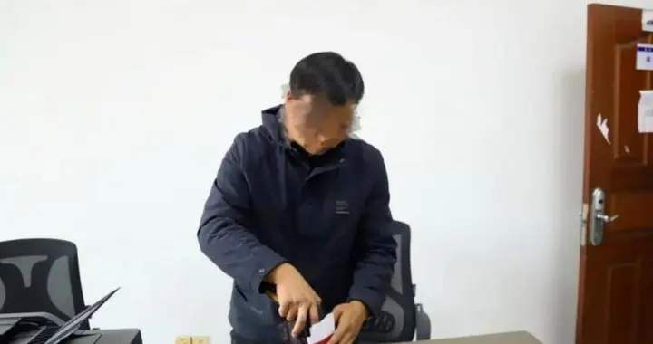同事摔坏我三万五翡翠只愿赔一千六，报警后她老公在调解室打我一巴掌，我强...
