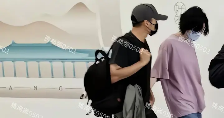 谢霆锋为了看起来不比王菲矮太多也是拼了，大热天穿了厚底增高鞋