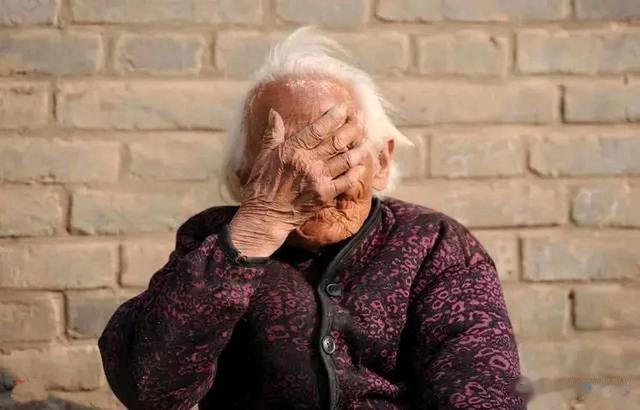 孙子新婚当天，奶奶系红腰带从12楼跳下，千字遗书揭露事实
