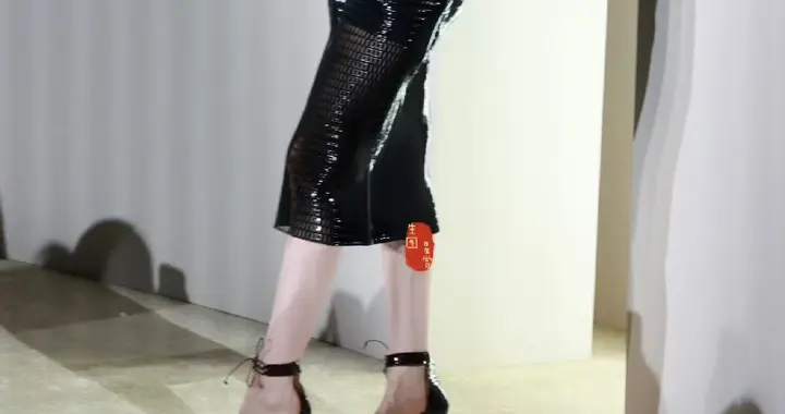 古力娜扎活动现场脚踩高跟穿包臀裙，美的像精致的黑玫瑰