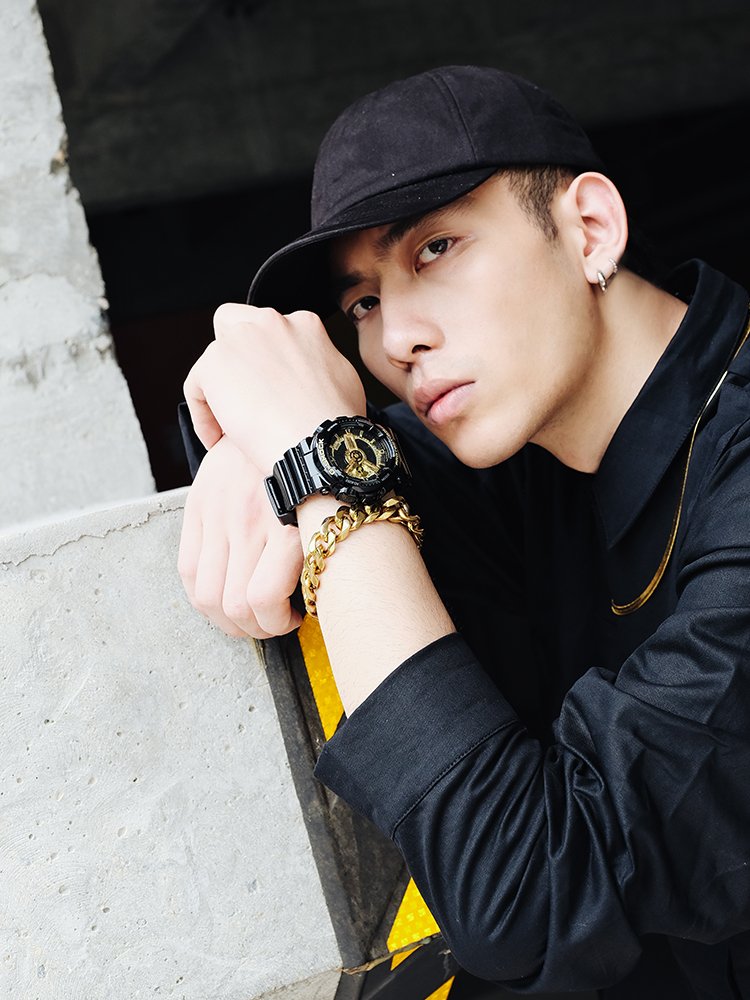 卡西欧人气黑金运动手表