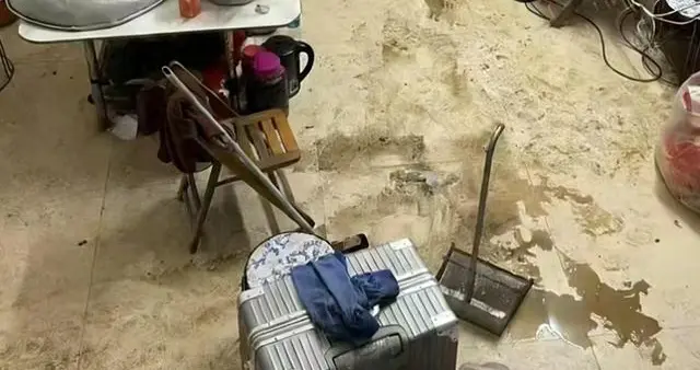 广西女子返乡过年进门就后悔，满屋油污想连夜逃