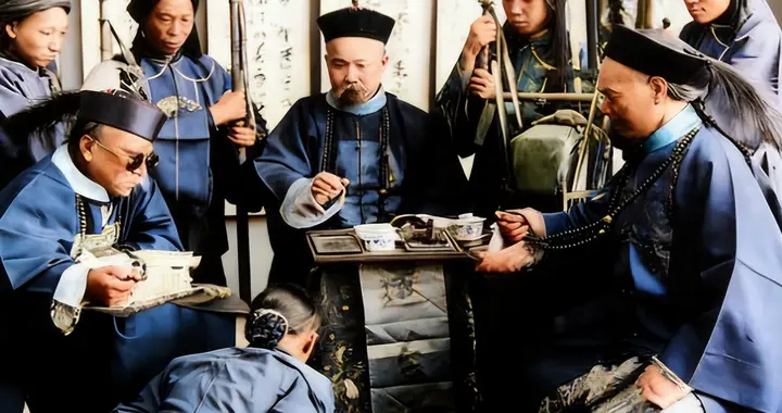 清末罕见老照片：百姓审案跪绑受审，太监真实容貌令人瞠目