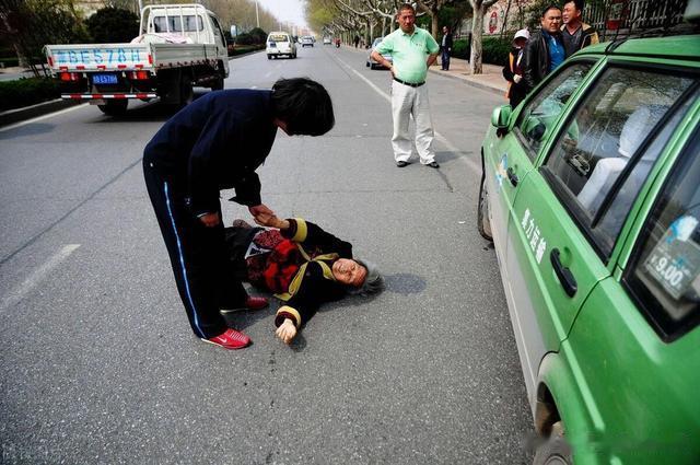 7 万赔偿！女子转身与男子相撞骨折，只因为男子没保持安全距离？