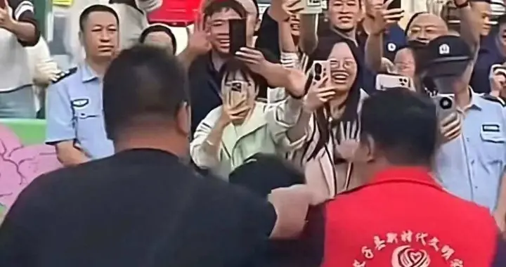 董宇辉长治行被红马甲强行搂肩！身份扑朔迷离，当地紧急彻查