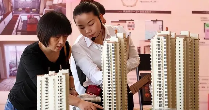 李嘉诚曹德旺可能说对了！2026年买房，5年后会庆幸还是后悔？