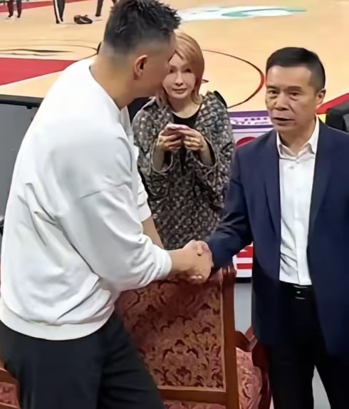 休赛期，广东男篮引援毫无建树，广东球迷说，老板陈海涛这叫以退为进，避免...
