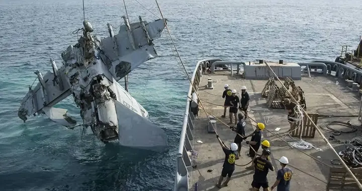 两架美国战机在南海相继坠毁1个月后，美海军终于有了新回复！