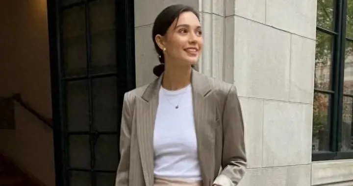 我50岁才明白：裙子想穿得出彩，要有一点“反差