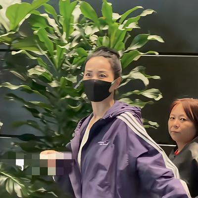 优优时尚穿搭：5月1日，王菲低调现身北京