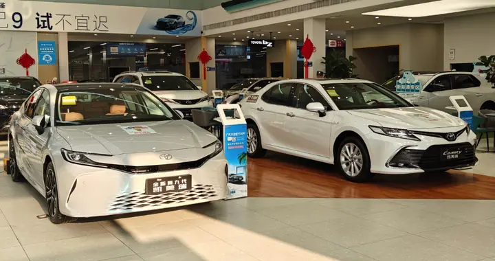 13万多买丰田混动！4.5个油，真正高颜值中型轿车！