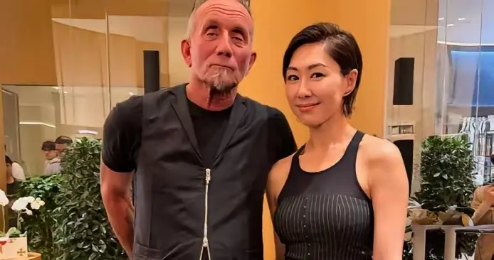 胡定欣晒活动合照，黑衣短发酷飒，状态在线气场全开