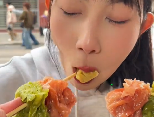 600万女网红当街吃饭被开黄腔 ! 视频流出令人气愤，评论区太解气