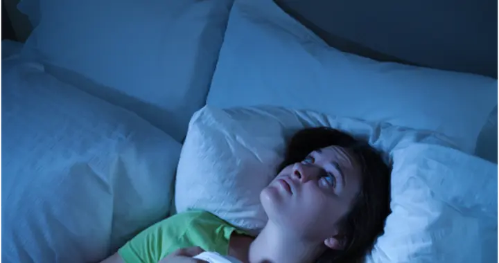 肠道里的“安眠开关”：换掉失衡菌群，睡意自然来