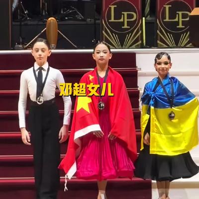 优优时尚穿搭：恭喜！孙俪的女儿小花在英国