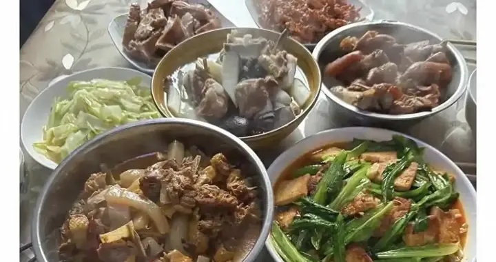 太尴尬了！广州男子用百元酒水招待朋友，可孩子突然拿出一瓶茅台