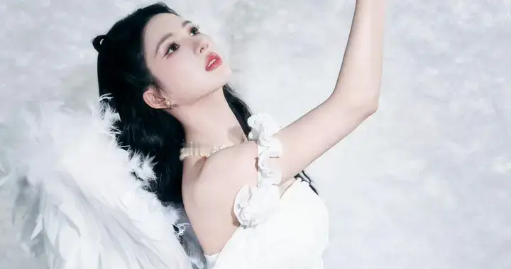 刘些宁纯白抹胸连衣裙