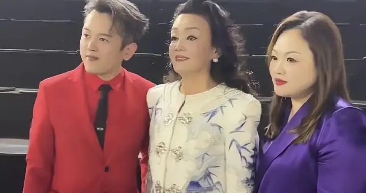 张兰有自己的事业要忙，参加时装周端庄优雅，不提儿子汪小菲一家