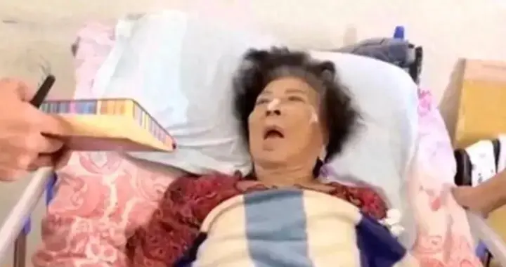 2021年，张灵甫遗孀王玉龄弥留之际的镜头，儿子拿着纸笔记录遗言