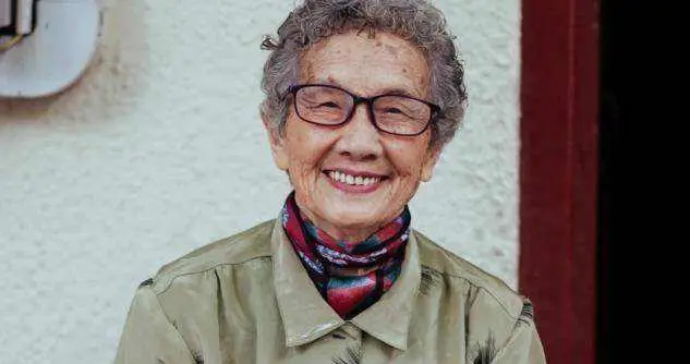 有人穿大红大绿减龄，有人却像大妈？女人优雅老去的关键在这3点