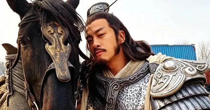 不到24小时，人民日报对何润东称呼变了，四字之差印证他当年的话