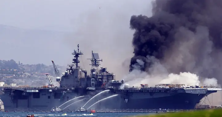 美福特号航母洗衣房燃起大火，两名水手受伤，事故原因还在调查中