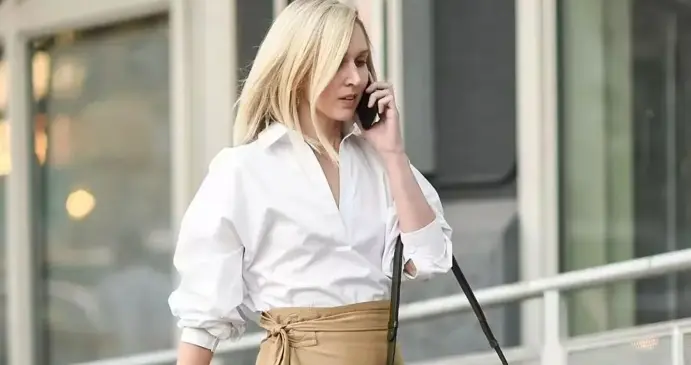 “卡其裙”今年春天火出圈了，怎么搭都时髦好看！