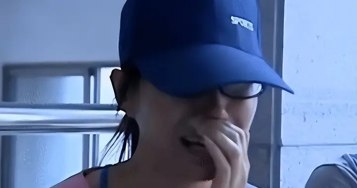 相恋八年拒男友8次求婚，男友无奈另寻新人，女友崩溃：我不同意​