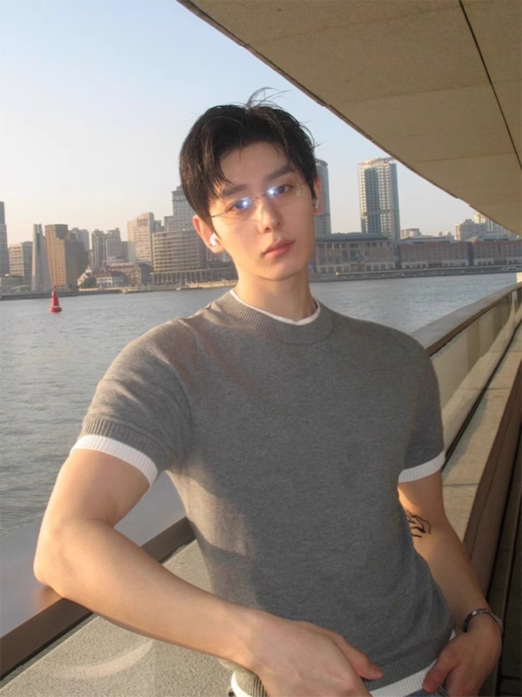 灰色假两件针织修身T恤男夏季薄款健身运动