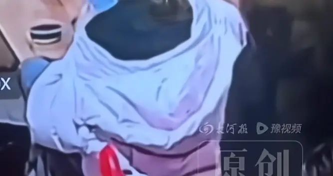 拿错凳被泼螺狮粉后续，泼汤女已找到，道歉并赔偿，全网社死