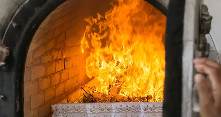 火葬场火化遗体时，为什么不许家属靠近？