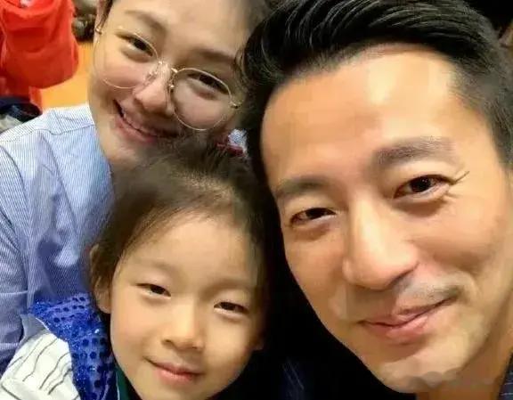 小玥儿在北京skp逛街，烫了卷发穿万元衣服，下蹲给马筱梅捡东西