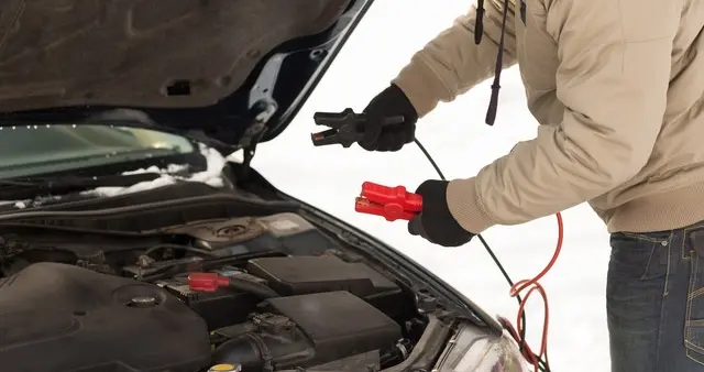 汽车电瓶亏电别乱换！老司机亲授续命妙招，多用几年真不难