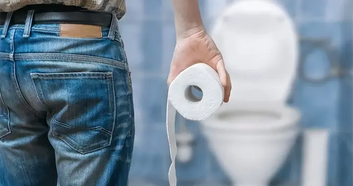 有一种致命的粗心，叫"把肠癌当痔疮"，3种大便异常是身体警报