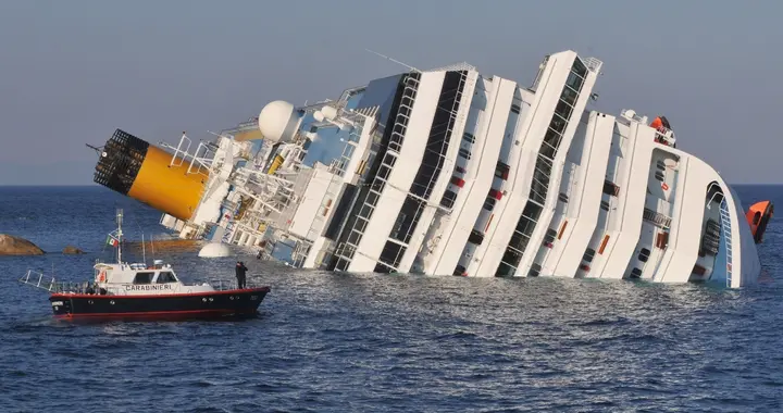 大型游轮发生事故时，为什么人们宁愿等到船沉没，也不跳海求生？