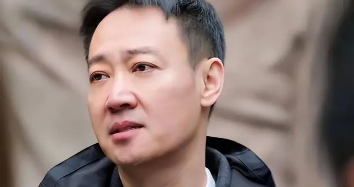 朱媛媛去世不到1年，52岁辛柏青现身春晚彩排，恶心的一幕出现了