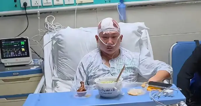网红王扁摆摊遭男子打伤，记者采访目击者，王扁被打细节曝光