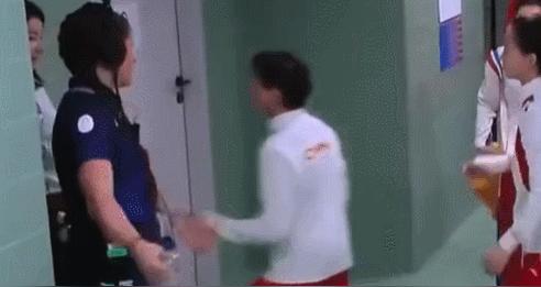 全红婵看见郭晶晶的反应也太搞笑了， 外籍保安以为着运动员要干嘛， 下意...
