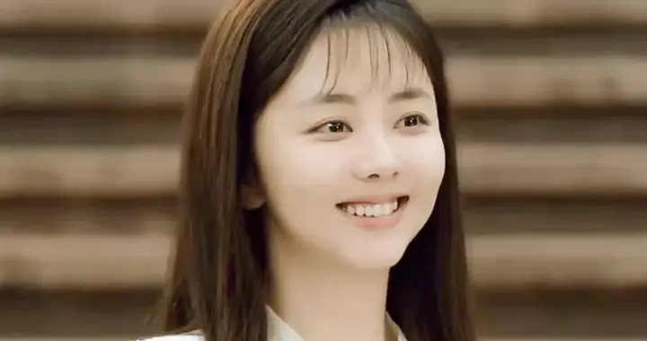 三十大几了还演学生妹，剧情又假得离谱，谭松韵怎么还演这种剧啊