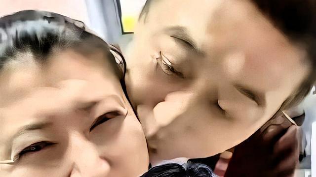 娱见真章：冯巩搂着闫学晶亲脸叫“掉价”