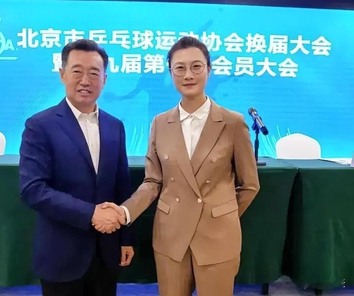 丁宁又添新职务。今天上午，北京乒协换届，丁宁当选新一届会长，上届会长是...