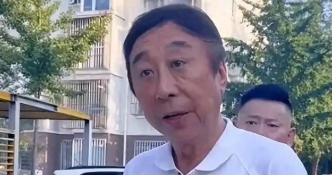 冯巩现状：全家住北京老破小，68岁满脸褶子，儿子已是公司高管
