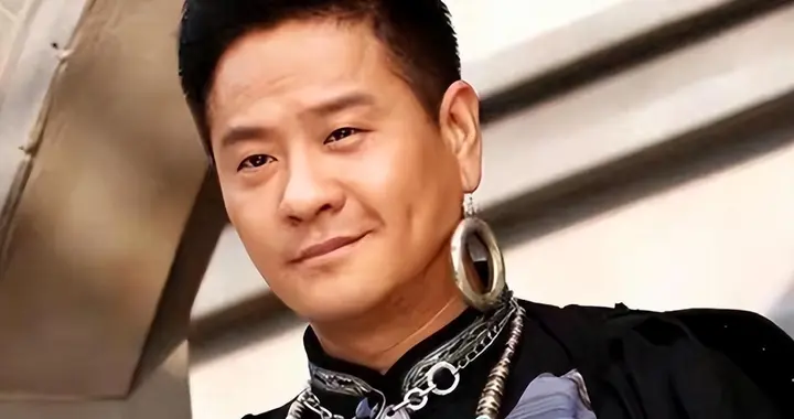 顶级负心汉！成名后与救命恩人离婚娶小三，如今前妻红了他糊了