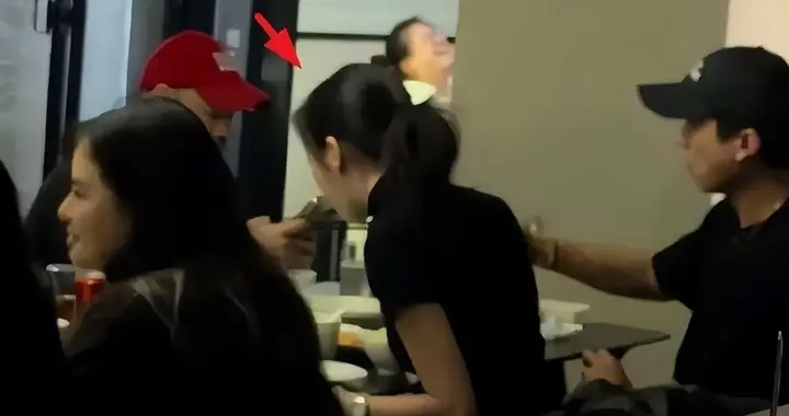 李嫣罕见出镜，穿黑短袖还扎着马尾特别自信，背影超像王菲