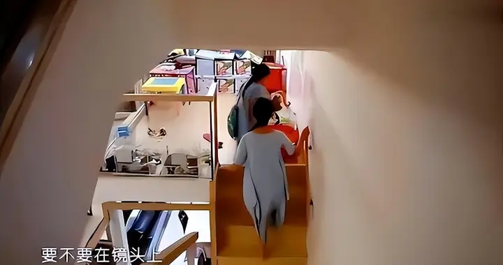 蔡少芬一家五口,蜗居客厅仅15㎡的香港小宅,房子虽小却很幸福！