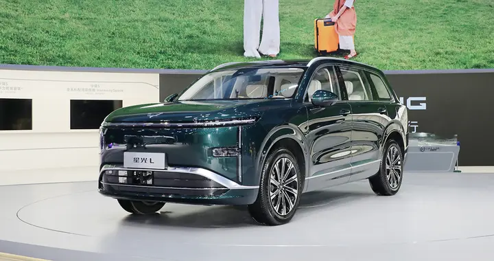 15万内大6座SUV，五菱星光L亮相，外观很前卫时尚，纯电续航260km