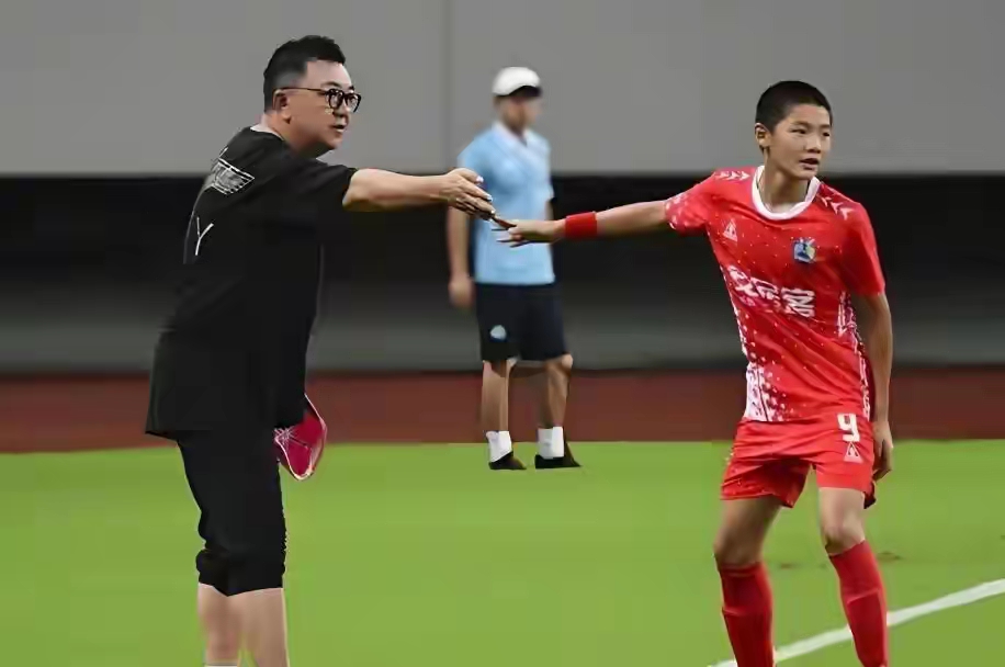 【炸锅了！12岁业余小学生欧洲夺冠，无证教练当场发2.8万奖金，国足成...
