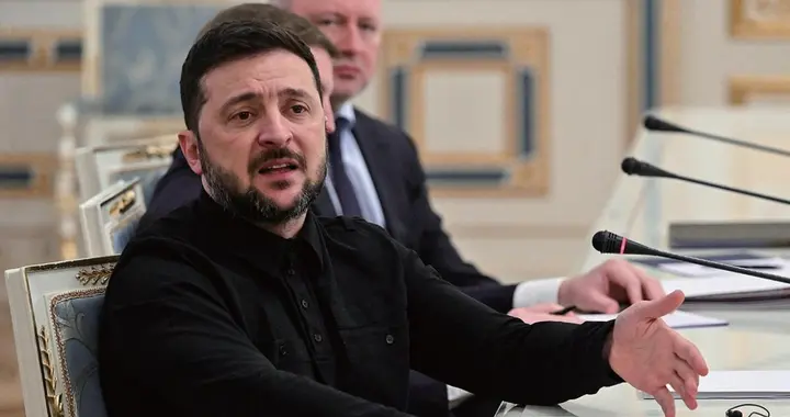 泽连斯基没钱打仗了！急求停火，俄军全线猛攻，特朗普划清界限