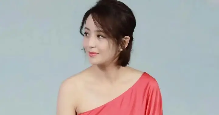 明艳动人！佟丽娅一袭红裙亮相，温婉优雅氛围感拉满