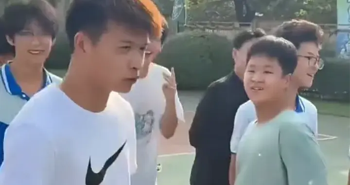 球员刘浩帆进校园公益活动！小球迷一句话，逗笑现场所有人